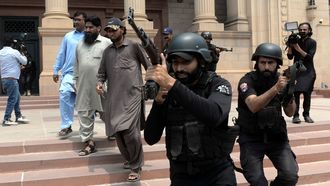 Agentes de polica participan en un simulacro en Lahore (Pakistn)