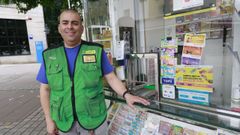 Manuel, en su punto de venta en el centro de Ferrol.