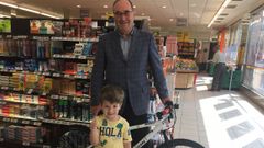 Entrega de una bicicleta en Ferrol