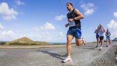 Paisajes. �lex Pardo, quien result� vencedor absoluto el pasado a�o, en un tramo de la carrera 10K con vistas al faro Vil�n en el 2024. La mayor�a de las rutas transcurren por zonas de costa, un aspecto que gusta a los corredores y al p�blico