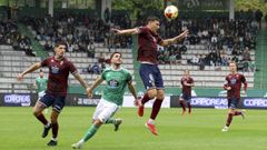 Gim�nez en un duelo a�reo con Alain Ribeiro en A Malata. 