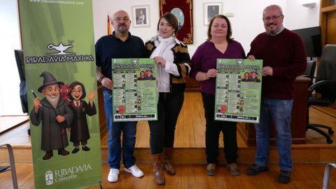 Los magos Jos� Rivera, Maika del Monte, la concejala de Cultura, Yolanda G�mez, y el alcalde, C�sar Fern�ndez, en la presentaci�n de Ribadavia M�xica.