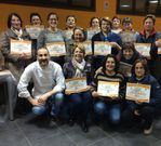 Las alumnas del curso recibieron un diploma.