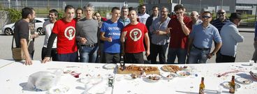 Churrasco, empanadas y bebidas para celebrar el aniversario del inicio de la huelga; nada que ver con el ambiente de hace un a�o. 