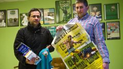 Jorge Deza y Fran Serantes, con cintas de partidos hist�ricos y objetos relacionados con el Racing de Ferrol