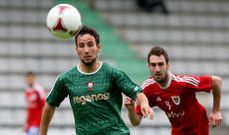 Iago Iglesias hizo el sexto gol del Racing en este partido tras una falta al borde del �rea en la que el herculino col� el bal�n por la escuadra de la porter�a de los de Carballo.
