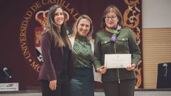 Entrega de un premio de Bienestar Emocional en el �mbito Educativo a las responsables del CEP Riomaior (Pontevedra)