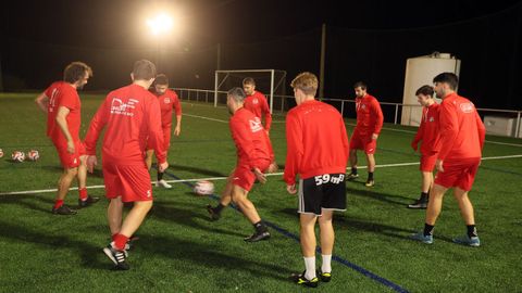 Los futbolistas vicedenses realizan un rondo antes de iniciar una de las dos sesiones de entrenamiento de la semana.