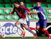 Mauro Poratti intenta escaparse de la vigilancia de dos futbolistas del Choco.