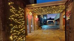 As� luce la Praza da Abastos de Santiago en Navidad