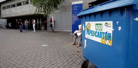 Un contenedor para el cart�n delante de Econ�micas, en el campus de Elvi�a.