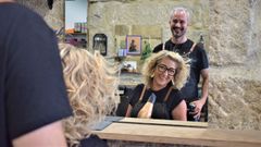 Lu y Marcos, en su peluquer�a, en la avenida de Buenos Aires de Ourense