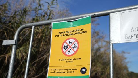 Vallas para cortar el paso de los agents rurals de los Mossos d'Esquadra en las zonas restringidas por la cuarentena ante la peste porcina africana