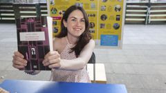 Ant�a Y��ez con un ejemplar de su libro �Non penses nun elefante rosa�, que ser� el tema de la velada
