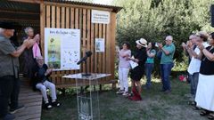 Momento del descubrimiento de la placa de Rosa Bassave en la laguna de Cornes