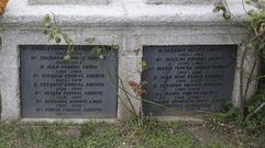 Tumbas de la familia Pondal, en el cementerio de la parroquia de Cospindo, Ponteceso