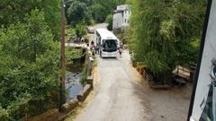 Un autob�s de turistas junto al puente de Ferramul�n