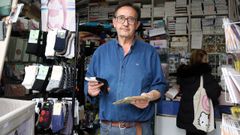 Juan Cabrera cogi el testigo de su madre, Josefina, y actualmente adems de l, trabajan otras dos personas en el comercio.