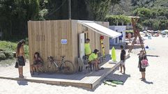 Socorristas en la playa de Mogor, en Mar�n, en una foto de archivo