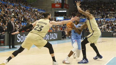 Keandre Cook sufre la dura defensa de Toko Shengelia y Will Clyburn, dos de los mejores jugadores del Barcelona en el Pazo.