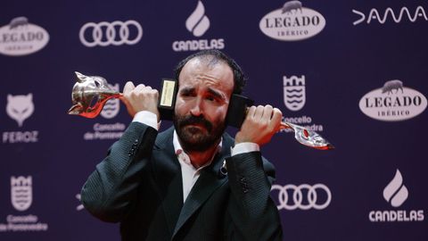 El director Eduard Sola posa con los galardones recibidos en la gala por Querer y Casa en flames