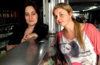 �rika es dependienta en el negocio que tuvo que traspasar agobiada por los impuestos y J�ssica no encuentra trabajo.