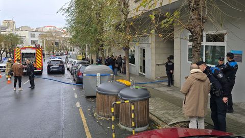 Bomberos de A Coru�a y efectivos del 091 y 092 en el lugar del incendio, en la calle Paseo de Ronda