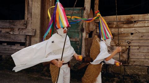 Vibomask reactivó el entroido.Cuarenta y siete grupos de España y Portugal participaron en el desfile de la mascarada ibérica en Viana do Bolo y Vilariño de Conso