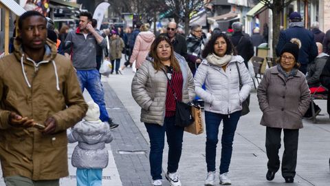 Gente transitando por la calle Barcelona de A Coru�a, en el barrio del Agra do Orz�n