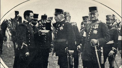 El ministro de la Guerra (en el centro, de perfil) prueba el rancho servido a las tropas que tomaron parte en la maniobras