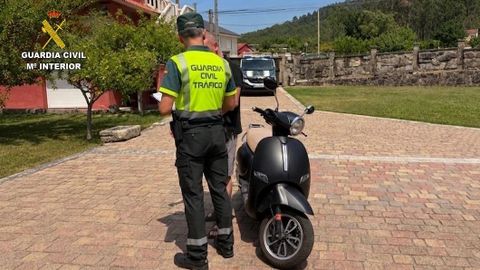 Moto intervenida en la que fue interceptado un ni�o de 10 a�os en Gondomar conduciendo con su padre