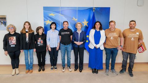 Representantes de tres asociaciones de víctimas en su reunión en Bruselas con la presidenta de la Comisión Europa, Ursula von der Leyen.