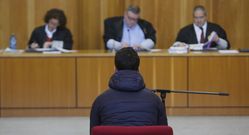 El joven autor de los tocamientos a menores, de espaldas. 