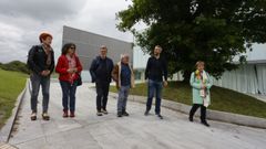 Integrantes de Fuxan os Ventos con Arroxo e Ferreiro diante do auditorio de Lugo que leva o nome do grupo