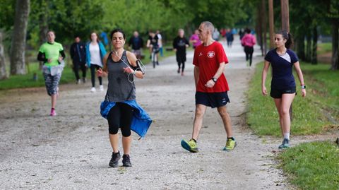 Gente haciendo deporte o paseando por Pontevedra