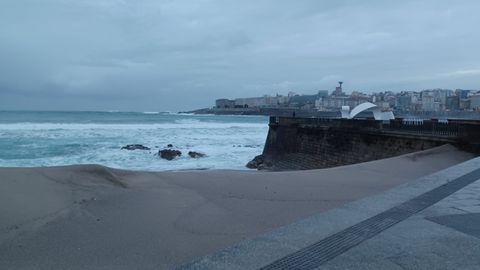 La duna de�Riazor, visiblemente mermada por las olas