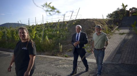 El presidente de la Diputación de Lugo, a la izquierda, con el gerente de la bodega