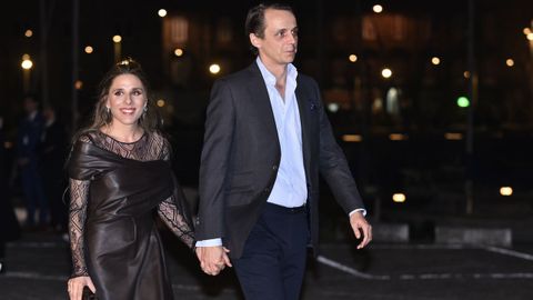 Mara Torretta, la nica hermana del novio, y su pareja