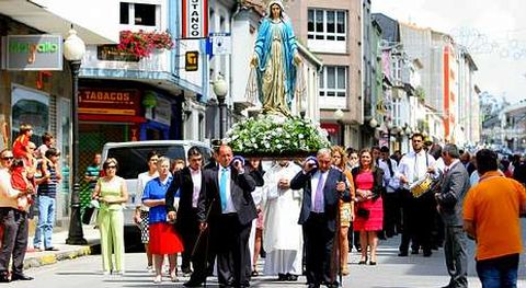 La imagen de Santa Mar�a de Ordes sali� en procesi�n seguida por cientos de devotos.