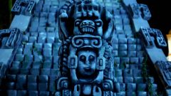 R�plica de una estela maya en la plaza central del municipio de Ruinas de Cop�n