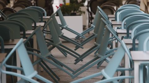 Algunos locales hosteleros no recogen sus terrazas cuando estn cerrados.