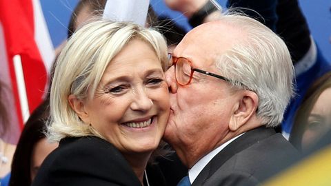 Jean-Marie Le Pen abraza su hija Marine Le Pen, lder del Frente Nacional, en el 2013