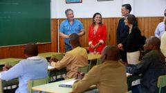 La conselleira do Mar visita al grupo de docentes de Mozambique en la N�utico-Pesqueira de Ferrol.