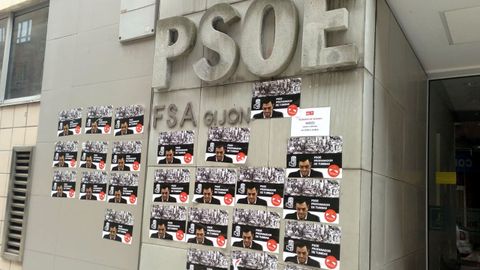 Pasquines de extrema derecha pegados en la fachada de la Casa del Pueblo de Gij�n.
