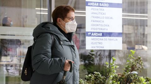 Una mujer con mascarilla, saliendo este mircoles de un centro de salud de Ferrol.