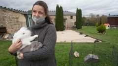 La presidenta de la AGAE con dos animales en adopci�n