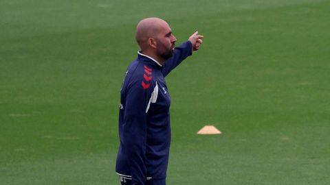 El entrenador del Celta, Claudio Gir�ldez, en un entrenamiento esta pretemporada.