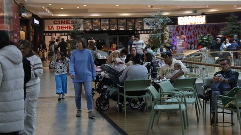 Ambiente en el centro comercial El Rosal de Ponferrada un viernes por la tarde.