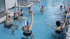 Los alumnos de Medicina participaron en una sesi�n de ejercicio dirigido en la piscina.
