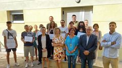 Entrega de diplomas a los participantes en la sede municipal del taller de empleo